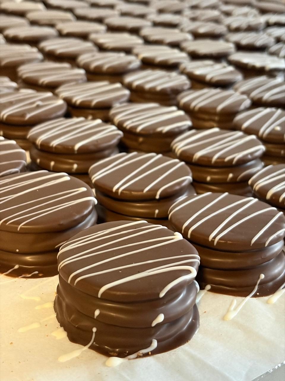 Bandeja de alfajores con hilo de chocolate blanco