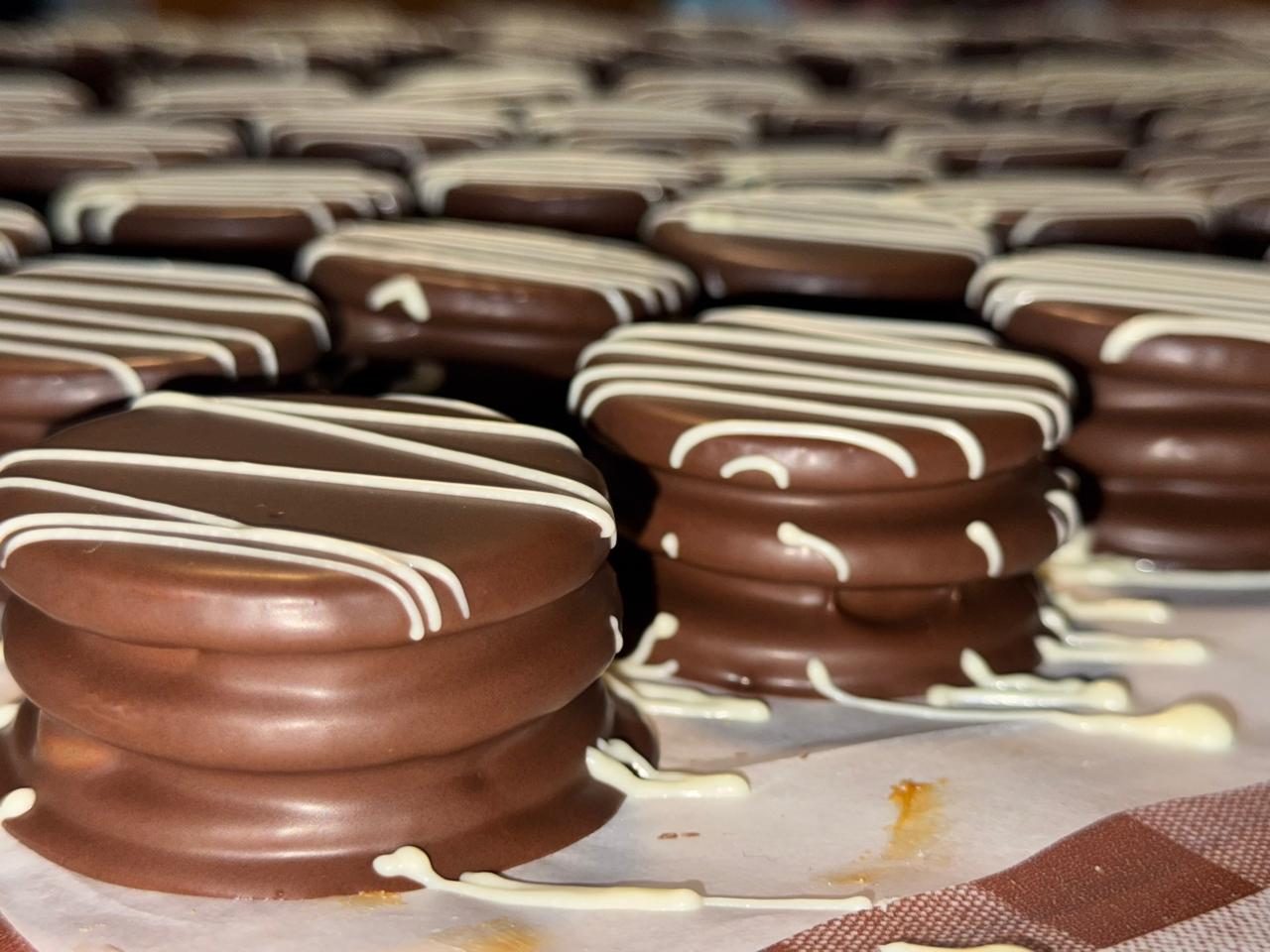 Alfajores bañados en chocolate de leche