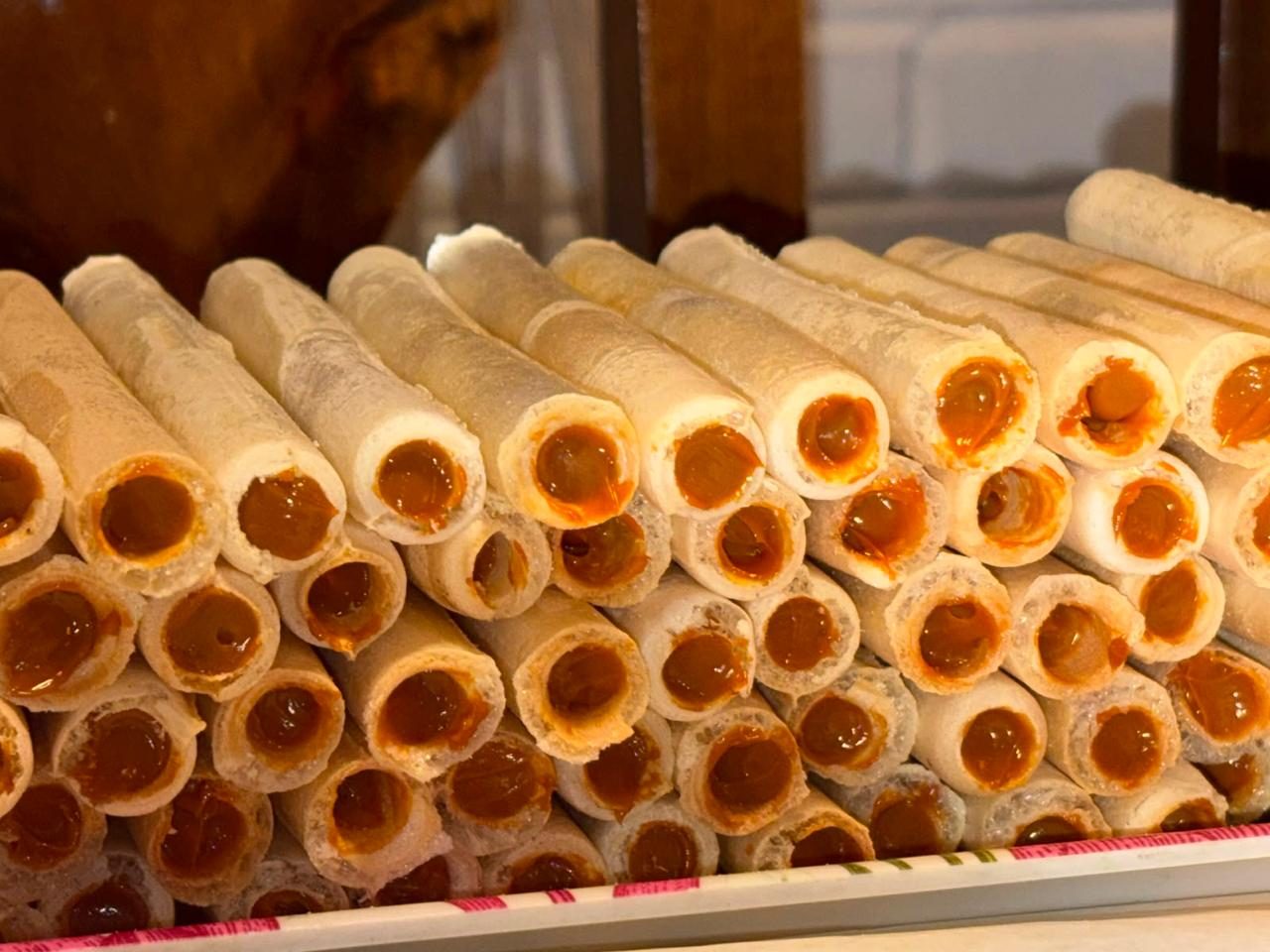 Barquillos rellenos de manjar, recién armados